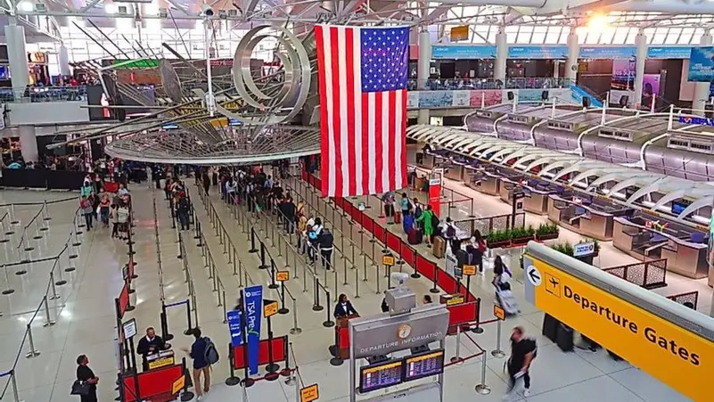 واشنطن:عاصفة ثلجية تُلغي ألف رحلة طيران خلال عطلة الميلاد