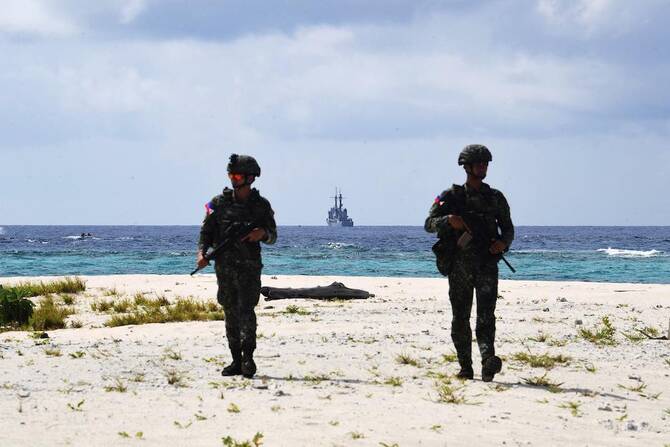 قاذفات روسية وصينية تحلق قرب اليابان