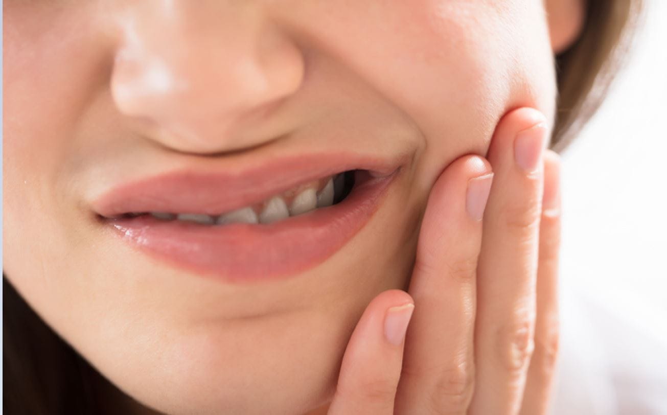 نقص فيتامين ب 12.. علامة شائعة تظهر في الفم