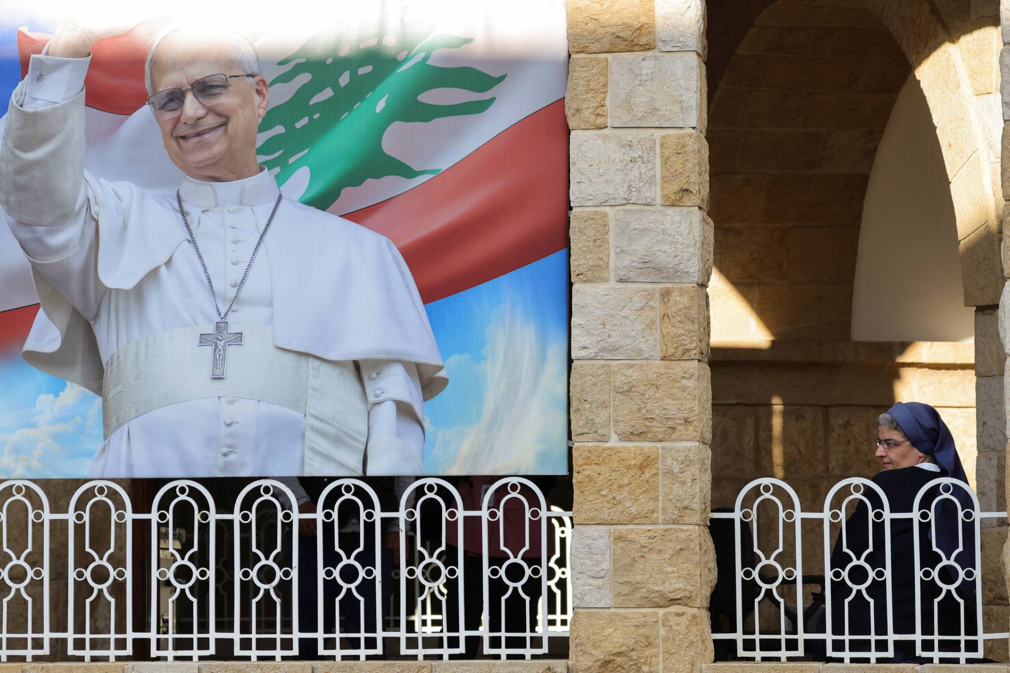 البابا يختتم زيارته إلى لبنان بصلاة صامتة في موقع انفجار المرفأ