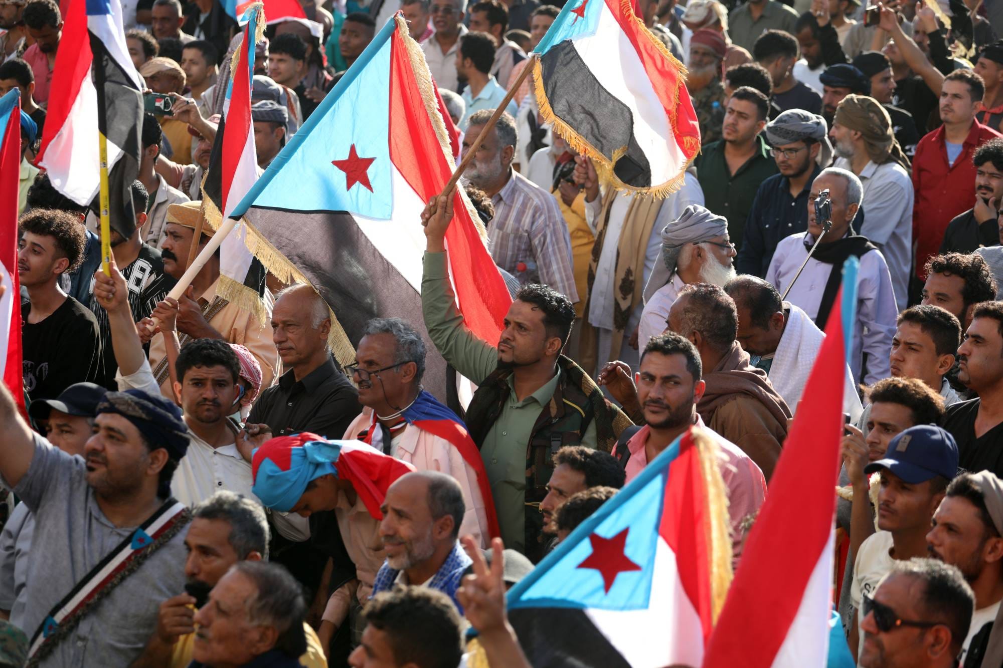 قائد "درع الوطن" يدعو الانتقالي للانسحاب ويقدّم ضمانات